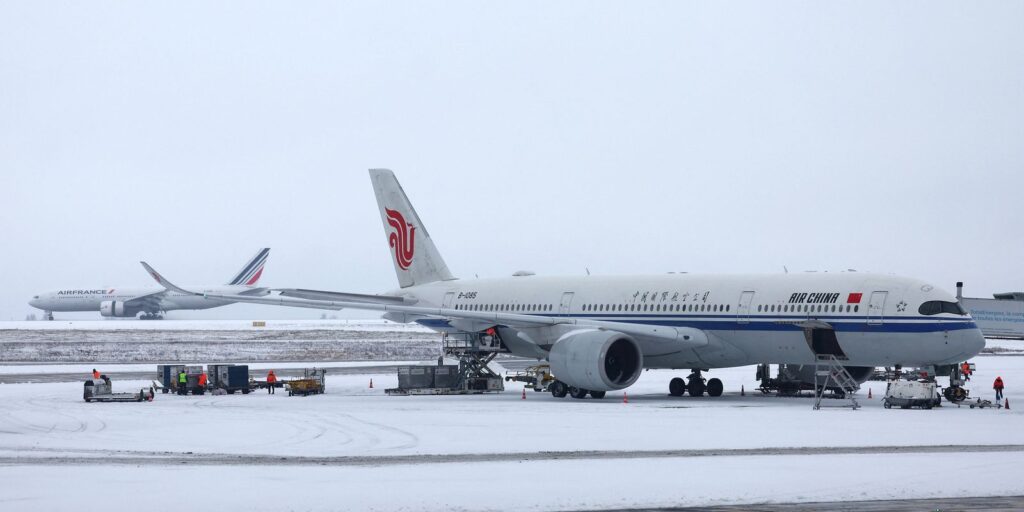 Tempestade Goretti: nevascas cancelam centenas de voos na Europa