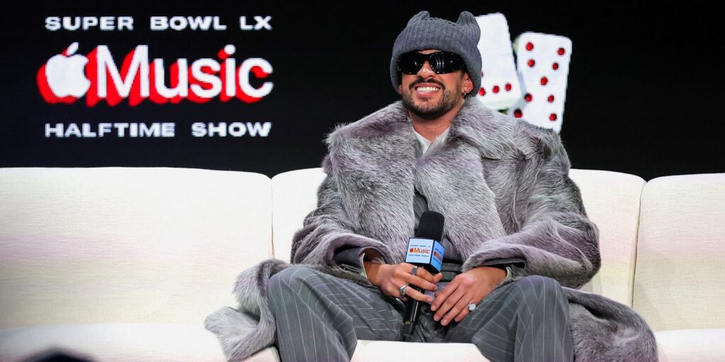 Final do futebol americano vira festa multicultural pró-imigrantes