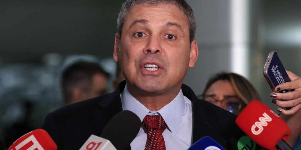 Governo deve enviar projeto para acabar com escala 6x1, diz líder