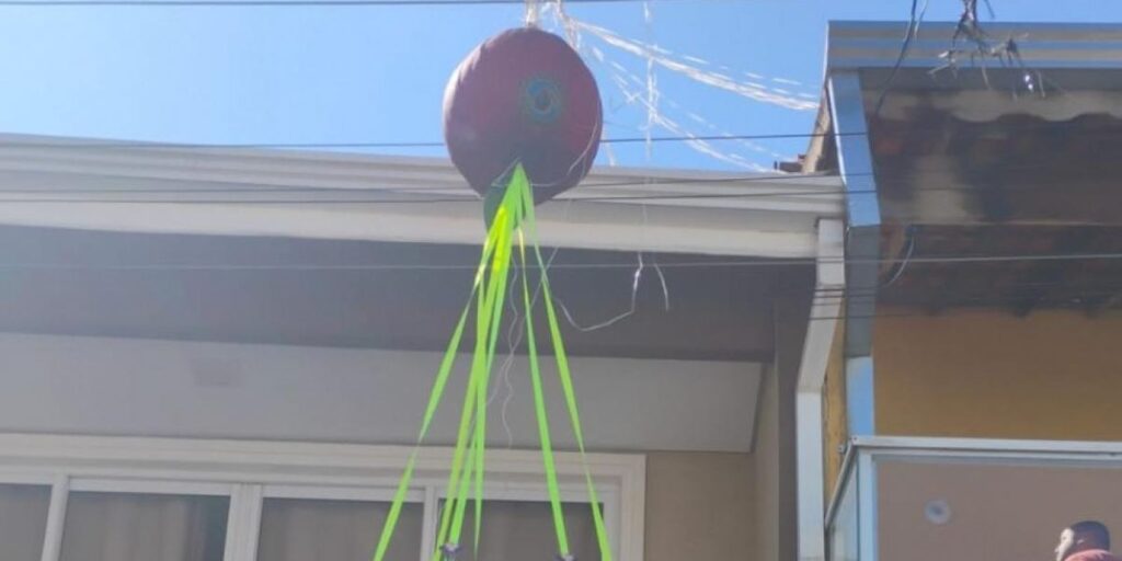 Defesa Civil paulista remove balão que caiu em casa em Carapicuíba