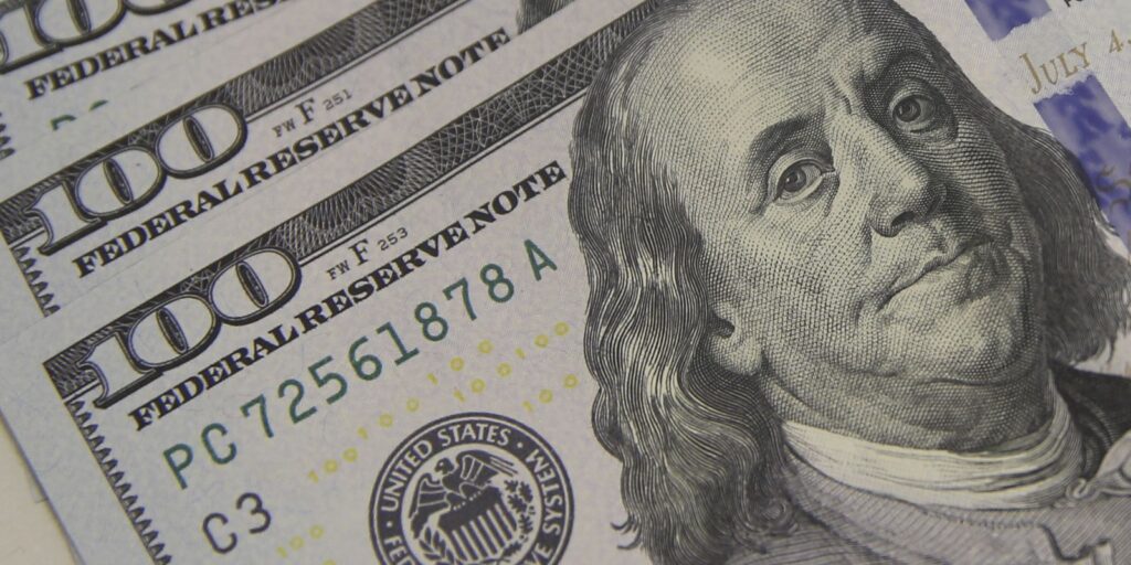 Dólar fecha em R$ 5,28 com preocupações sobre Oriente Médio