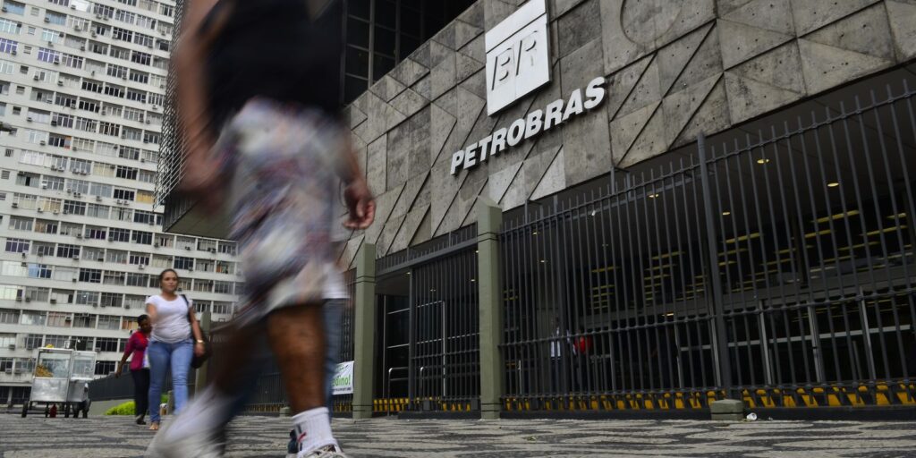Petrobras diz que está entregando todo o combustível produzido