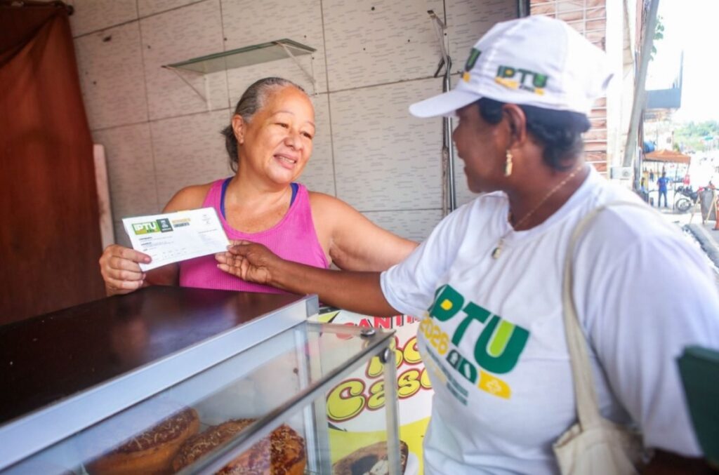 equipes seguem em campo com entrega dos carnês do IPTU 2026; contribuintes também podem retirar documento na base da Sefaz