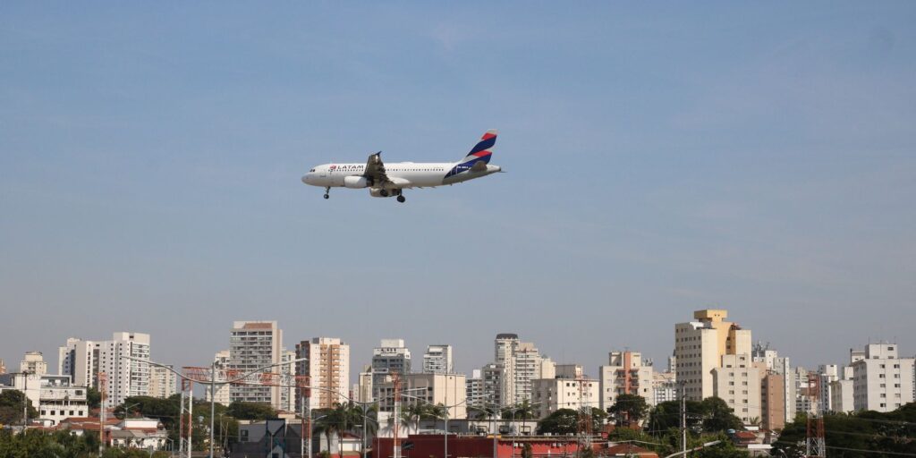 Cade investiga possível alinhamento de preços entre Latam e Gol