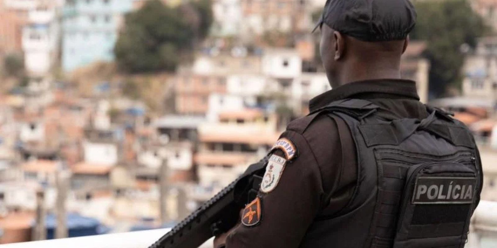 PM apreende três toneladas de drogas, fuzis e pistolas na Maré