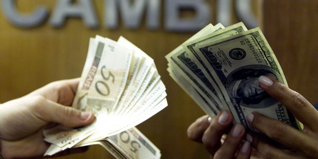 Dólar cai e fecha abaixo de R$ 5, após recuo de Trump no Irã