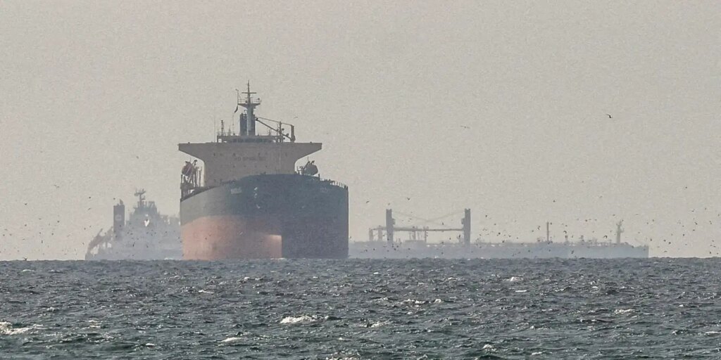 Irã nega passagem de navios dos EUA por Ormuz e petróleo dispara