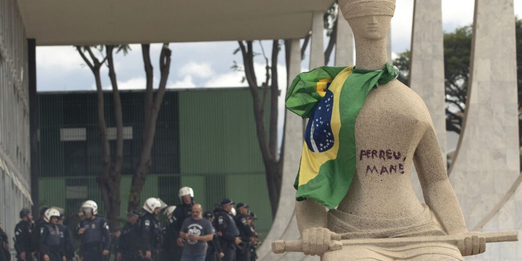 Moraes rejeita revisar pena de Débora do Batom, condenada pelo 8/1