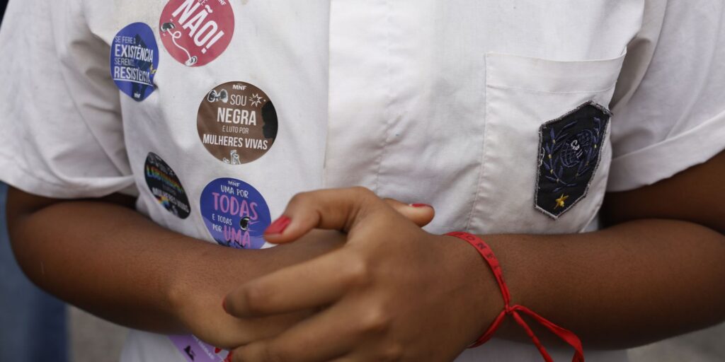 Quase 50% das mulheres maiores de 16 anos sofreram assédio em 2025