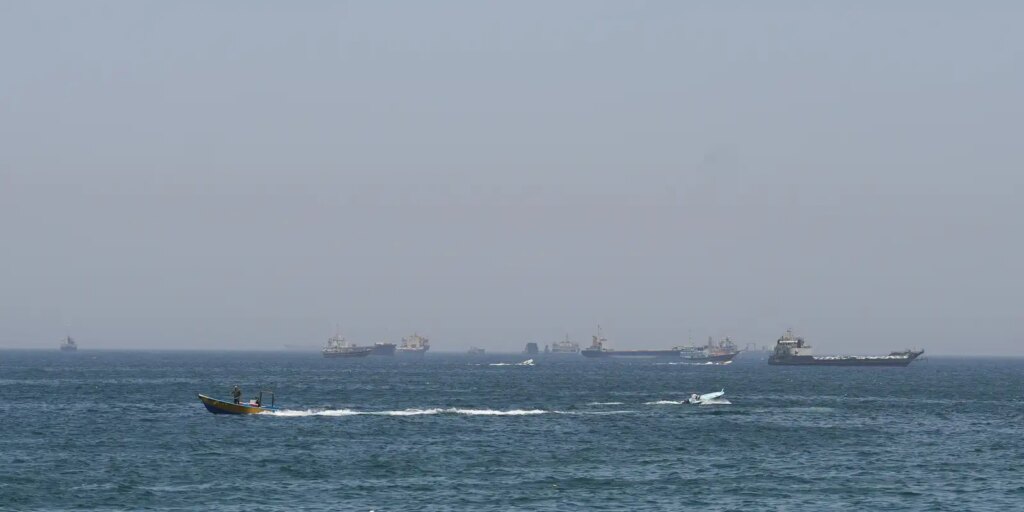EUA lançam novos ataques ao Irã; forças iranianas fecham Ormuz