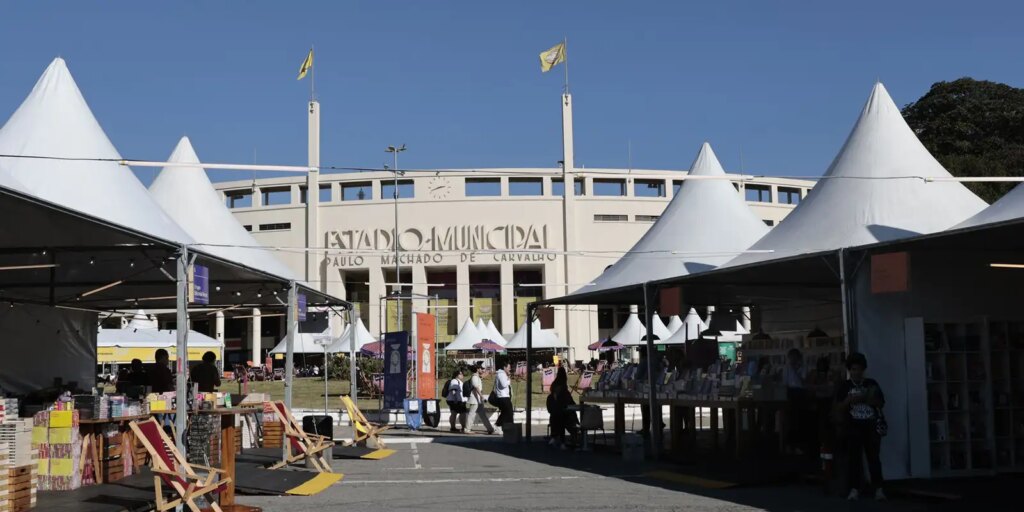 Feriado em SP tem programação gratuita em feira do livro no Pacaembu