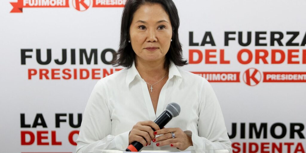 Fujimori se aproxima da presidência do Peru e Sánchez convoca protesto