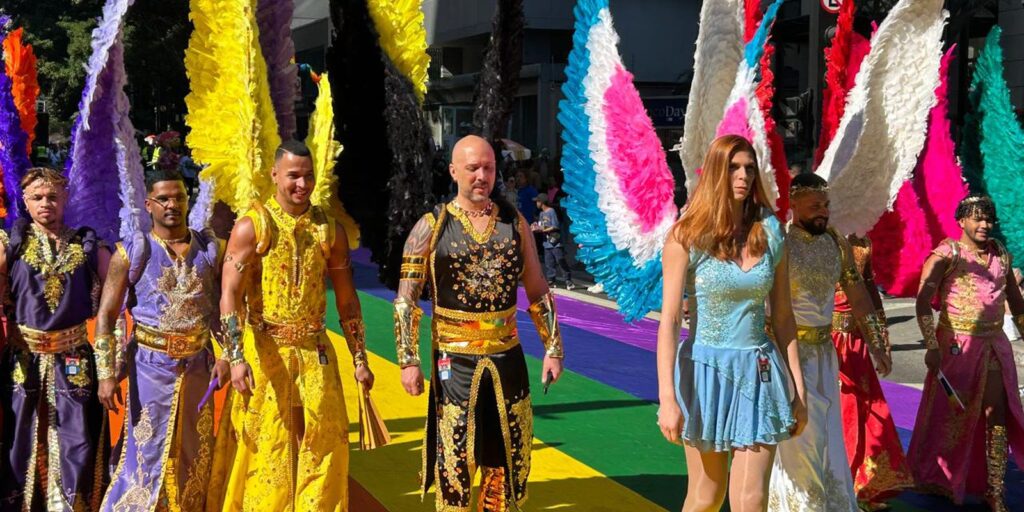 Parada do Orgulho LGBT+ leva cores e vibração à Avenida Paulista