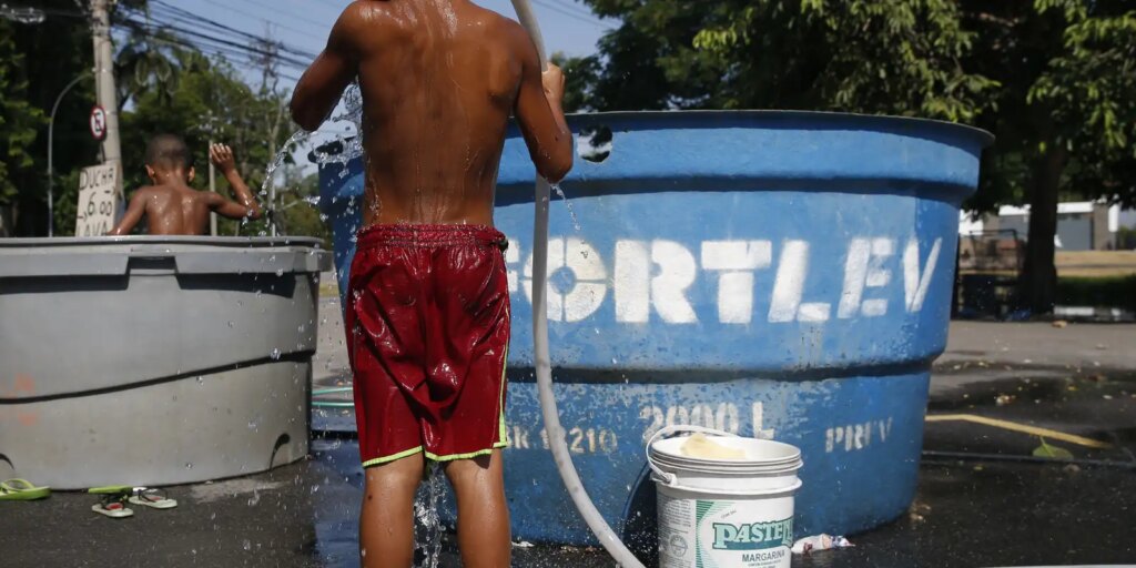 Quase metade das crianças do mundo está exposta a riscos climáticos