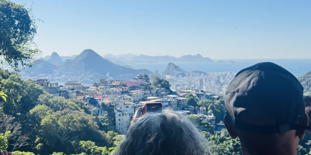 Trilha na Rocinha mostra Mata Atlântica e recuperação florestal no Rio