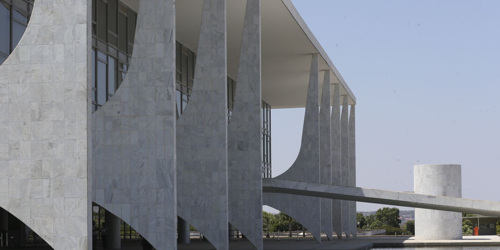 Saiba quais as atribuições do presidente da República e governadores
