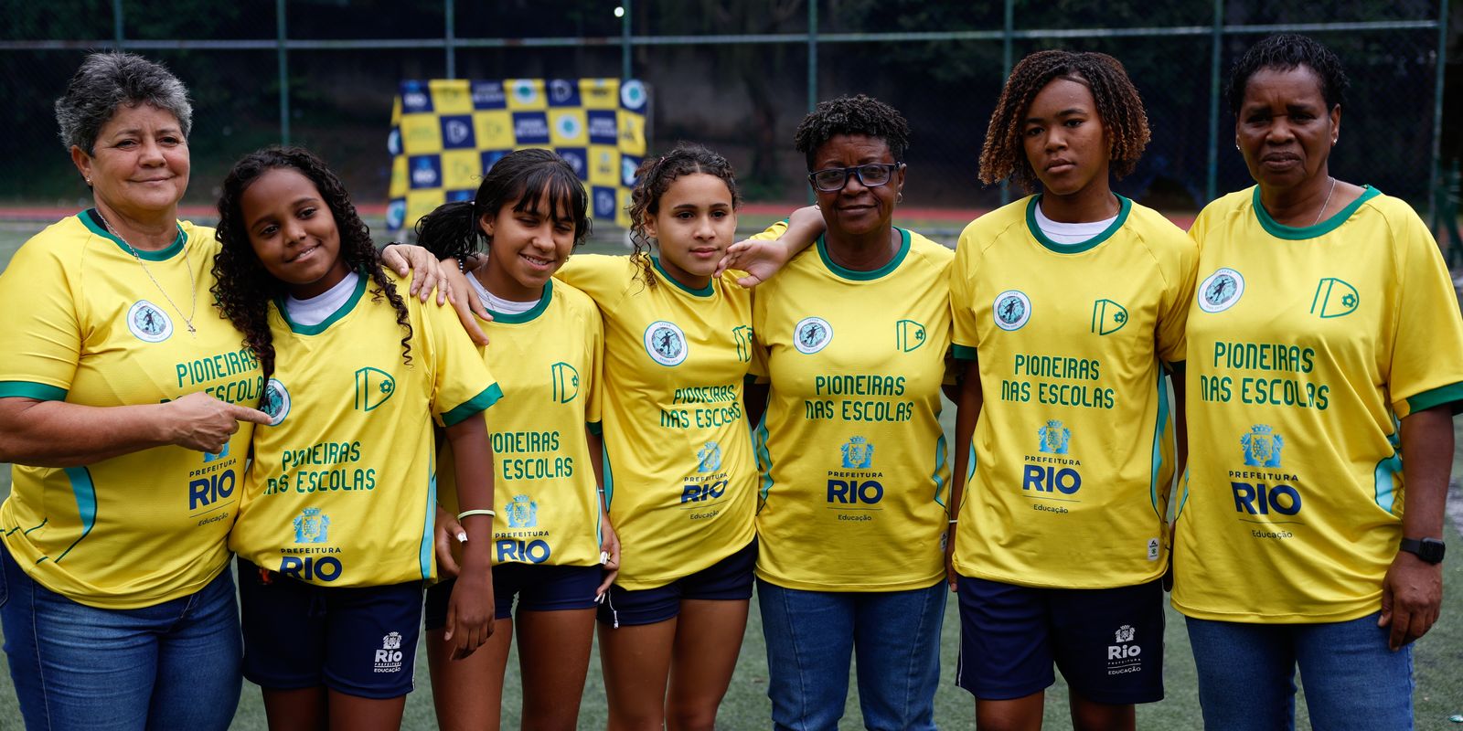 Ex-jogadoras da seleção de futebol incentivam alunas em escolas do Rio