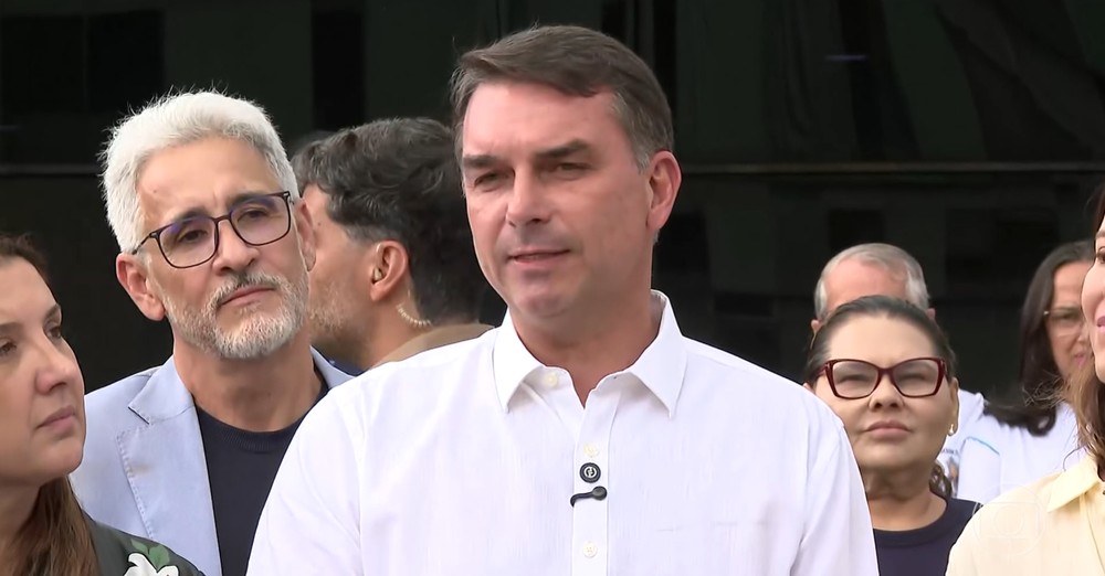 Flávio Bolsonaro faz primeira visita ao ex-presidente Jair Bolsonaro após fim de restrições do STF – Imprensa Bahia
