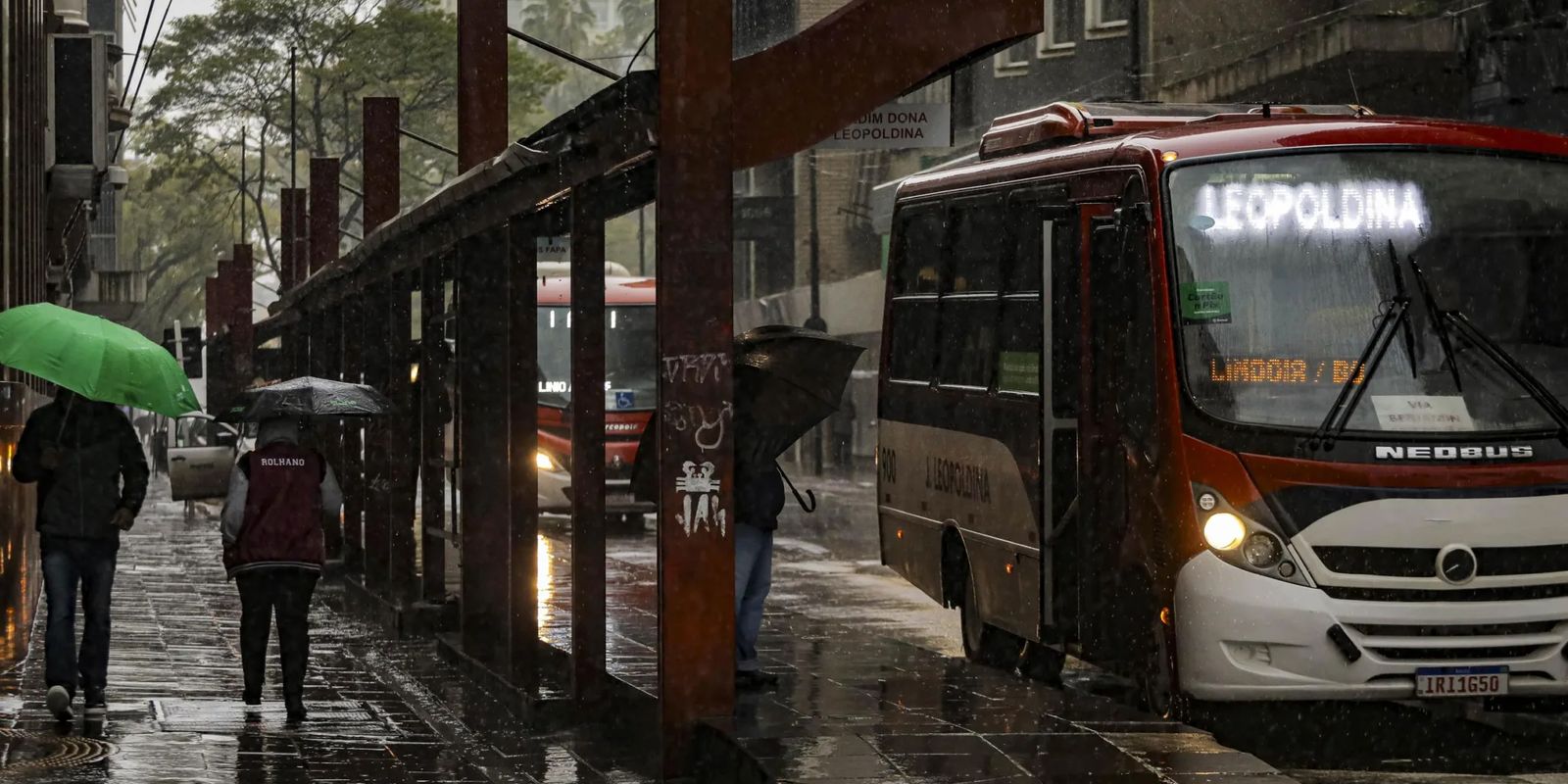 Tempo fica chuvoso em grande parte do país nesta segunda-feira